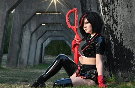 Female Cosplayer posing for a picture in gasworks park with sword and in full leather outfit