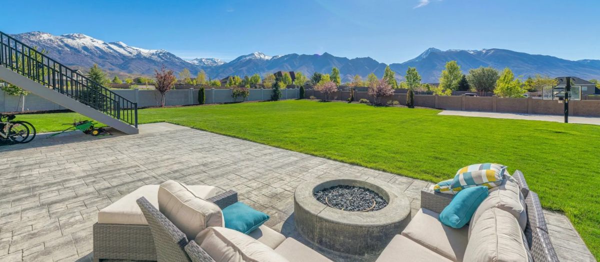Create Your Dream Backyard Around a Fire Pit with These Tips and Tricks